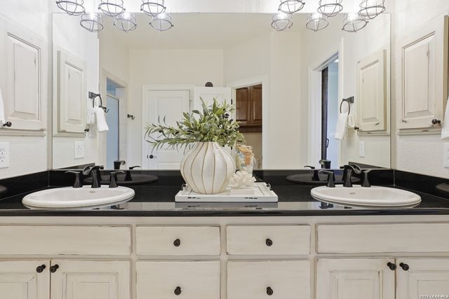 8 WALNUT GROVE RD, Boerne, TX 78006