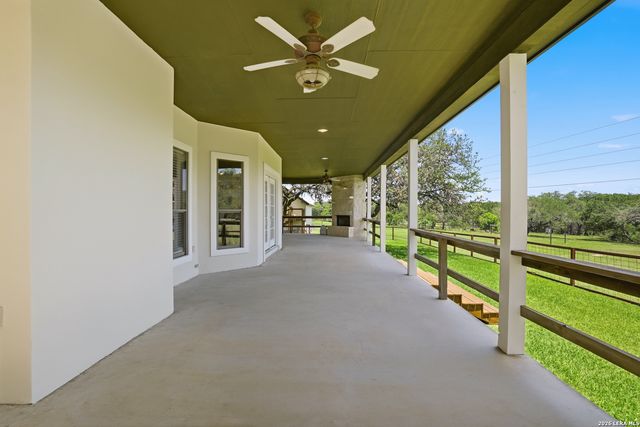 8 WALNUT GROVE RD, Boerne, TX 78006