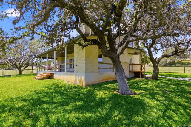 8 WALNUT GROVE RD, Boerne, TX 78006