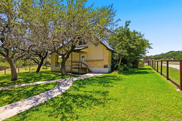 8 WALNUT GROVE RD, Boerne, TX 78006