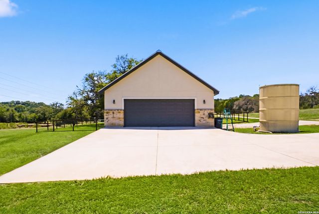 8 WALNUT GROVE RD, Boerne, TX 78006