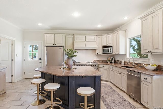 8 WALNUT GROVE RD, Boerne, TX 78006