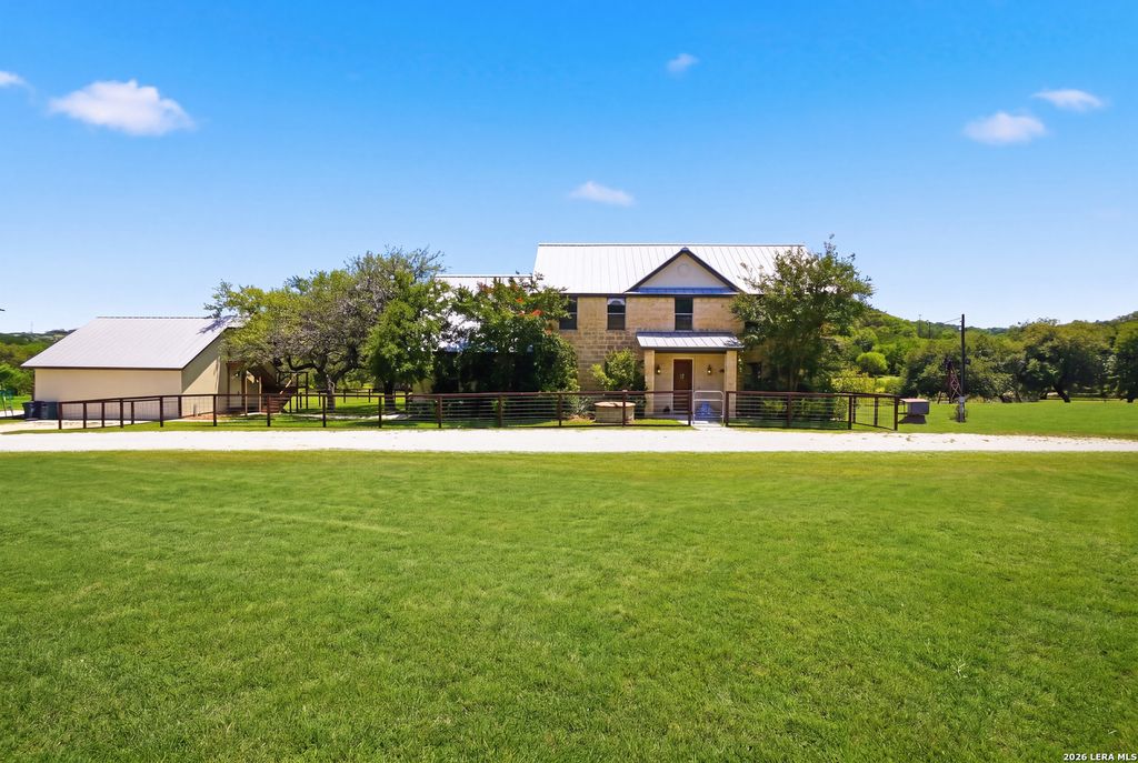 8 WALNUT GROVE RD, Boerne, TX 78006