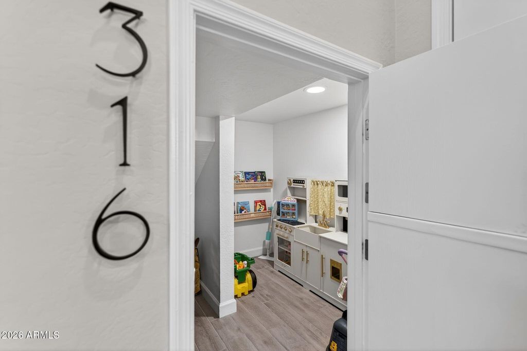 Image 8 of property listing at 21931 N 62ND Street, Phoenix, AZ 85054