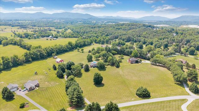 144 E Arrowhead CT, Troutville, VA 24175