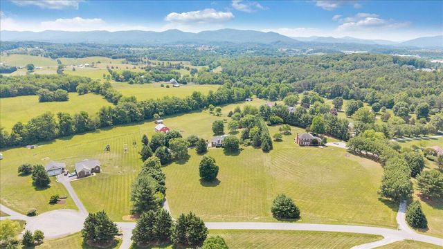 144 E Arrowhead CT, Troutville, VA 24175