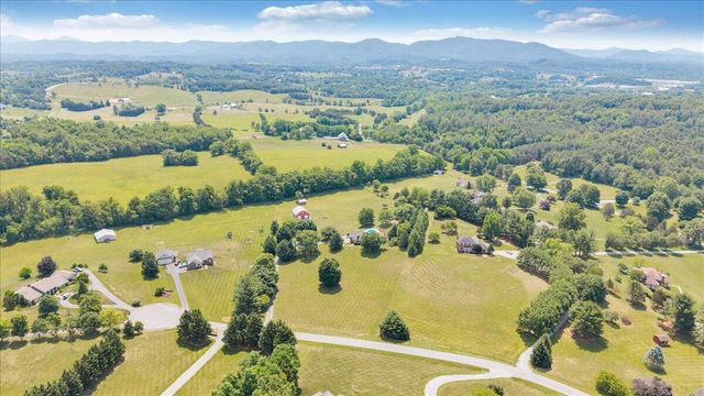 144 E Arrowhead CT, Troutville, VA 24175