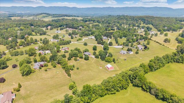 144 E Arrowhead CT, Troutville, VA 24175