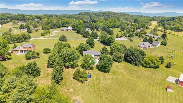 144 E Arrowhead CT, Troutville, VA 24175