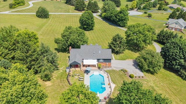 144 E Arrowhead CT, Troutville, VA 24175