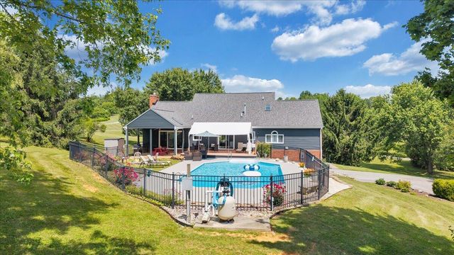 144 E Arrowhead CT, Troutville, VA 24175