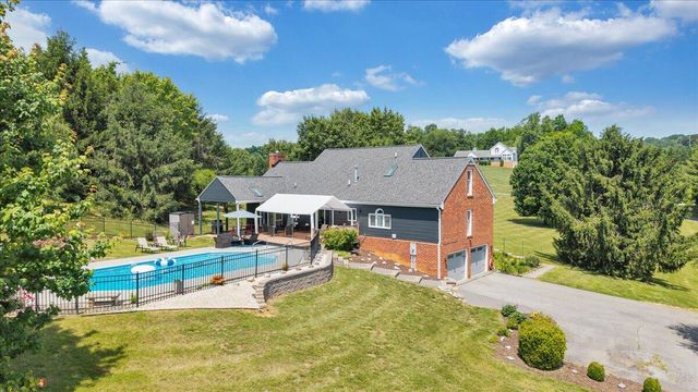 144 E Arrowhead CT, Troutville, VA 24175