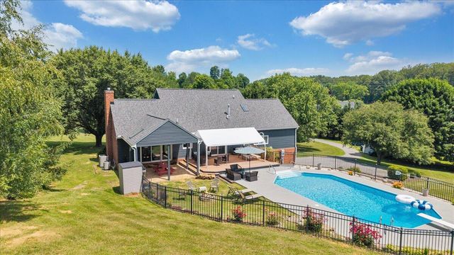 144 E Arrowhead CT, Troutville, VA 24175