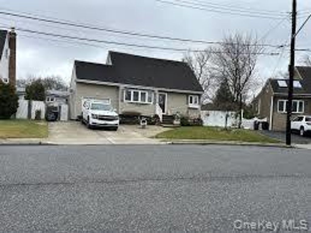 34 Karen Street, West Babylon, NY 11704