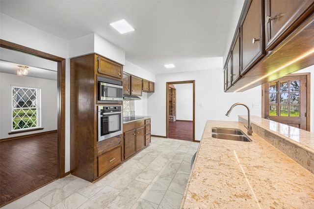 2348 Shalmar Drive, West Columbia, TX 77486