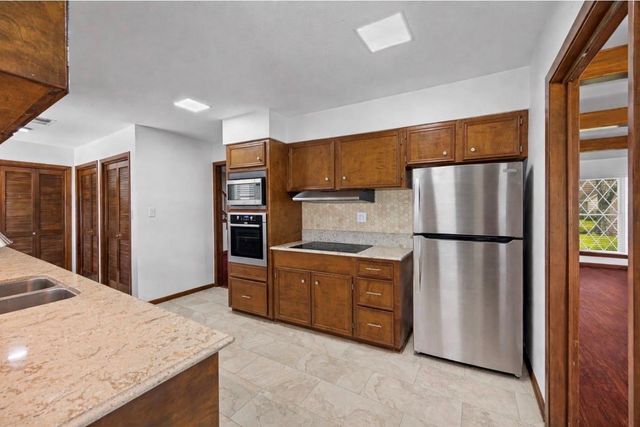 2348 Shalmar Drive, West Columbia, TX 77486