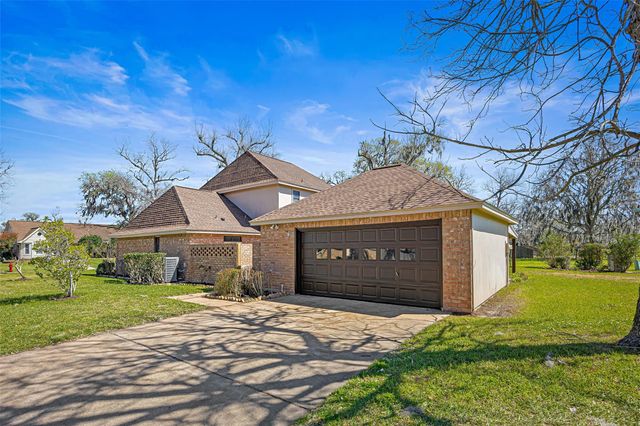 2348 Shalmar Drive, West Columbia, TX 77486