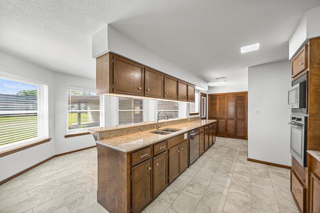 2348 Shalmar Drive, West Columbia, TX 77486