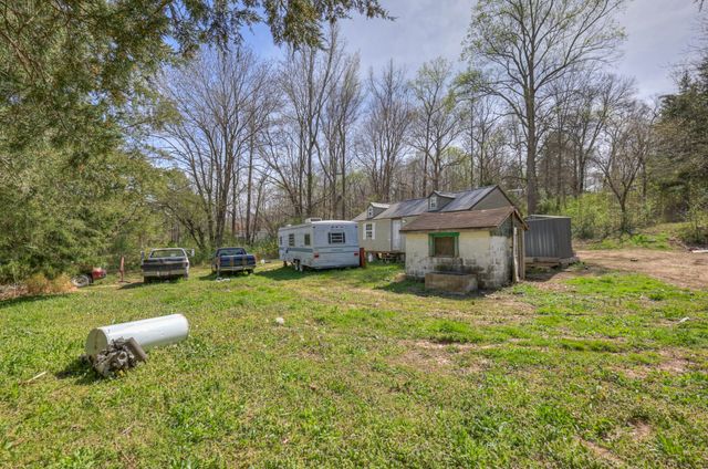 1200 Bloom Landing Rd, Charlotte, TN 37036