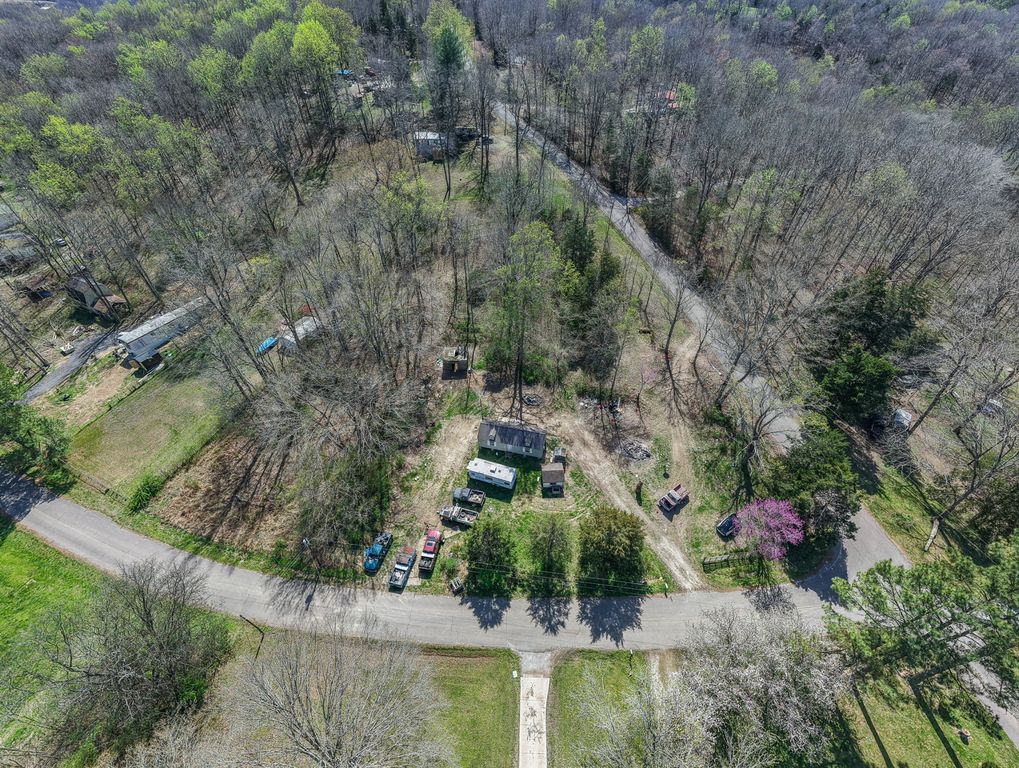 1200 Bloom Landing Rd, Charlotte, TN 37036