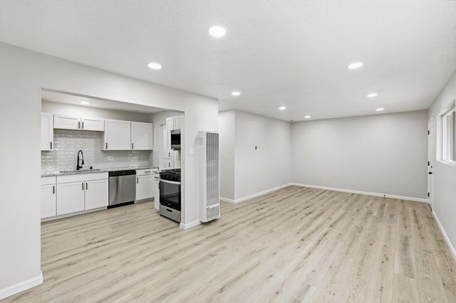 317 64th Street SW, Albuquerque, NM 87121