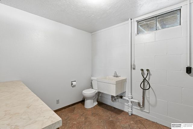 10527 M Street, Omaha, NE 68127