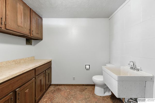 10527 M Street, Omaha, NE 68127