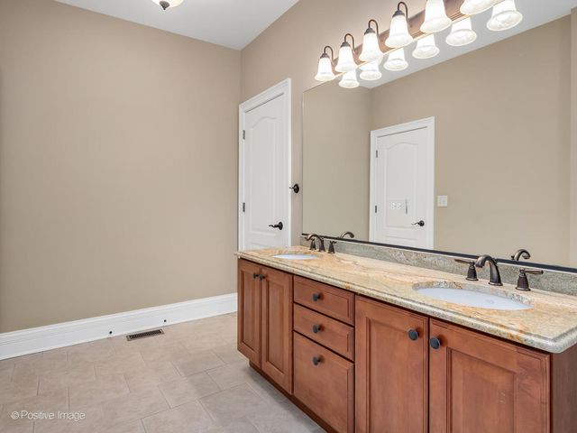 1454 E Northwest Highway, Arlington Heights, IL 60004