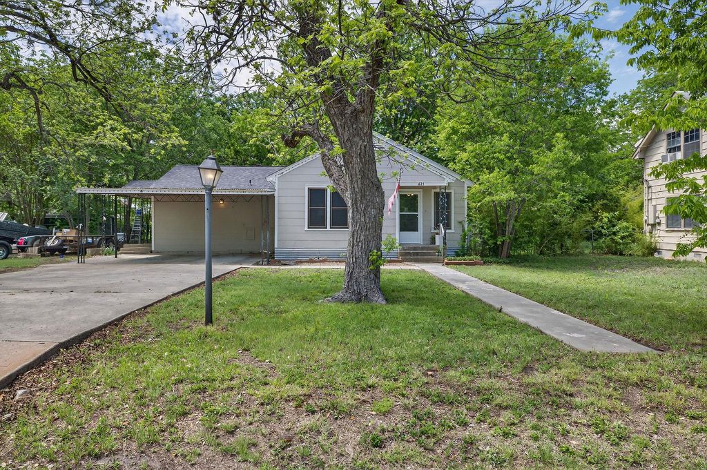 621 S Main ST, Lockhart, TX 78644