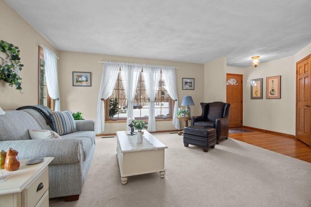 2104 STAFFORD LANE, Kaukauna, WI 54130