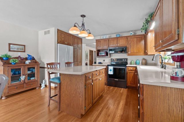 2104 STAFFORD LANE, Kaukauna, WI 54130