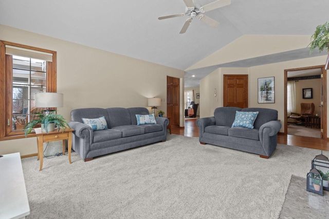 2104 STAFFORD LANE, Kaukauna, WI 54130