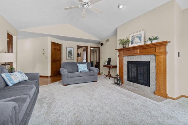 2104 STAFFORD LANE, Kaukauna, WI 54130