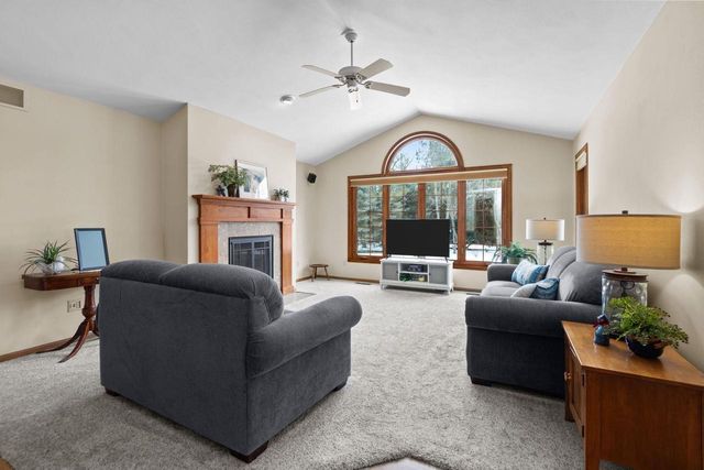 2104 STAFFORD LANE, Kaukauna, WI 54130