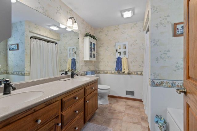 2104 STAFFORD LANE, Kaukauna, WI 54130