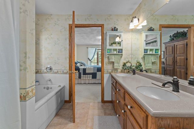 2104 STAFFORD LANE, Kaukauna, WI 54130