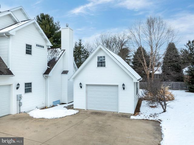 125 OAK POINTE CIR, State College, PA 16801