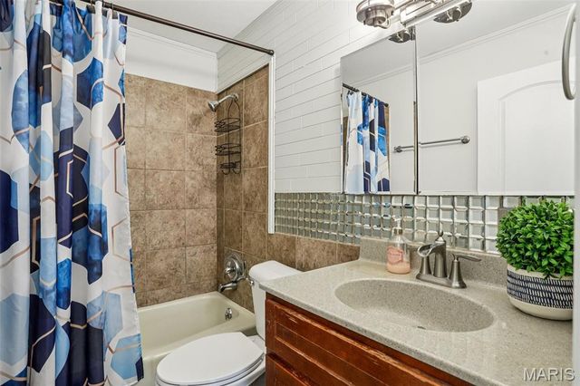 117 Old Oaks Drive, Ballwin, MO 63011