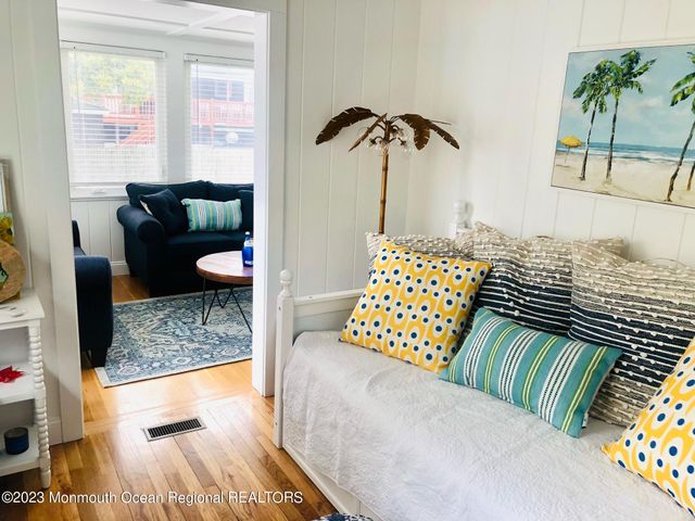 17 1st Avenue, Seaside Park, NJ 08752