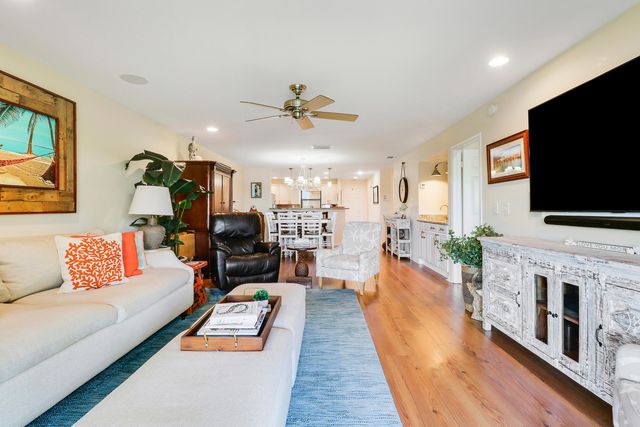 711 Hummingbird Way 201, North Palm Beach, FL 33408
