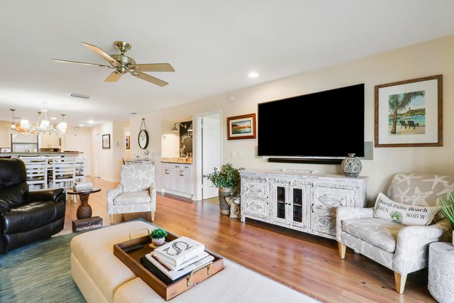 711 Hummingbird Way 201, North Palm Beach, FL 33408