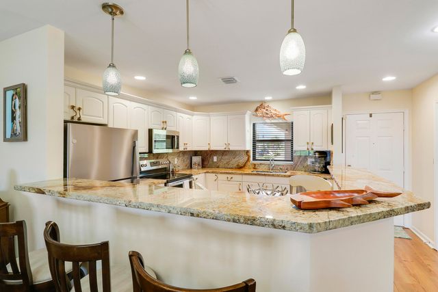 711 Hummingbird Way 201, North Palm Beach, FL 33408