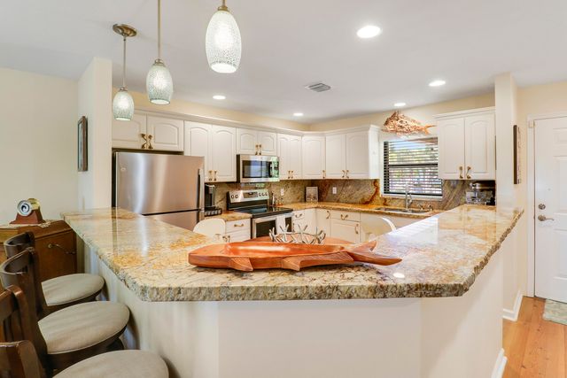 711 Hummingbird Way 201, North Palm Beach, FL 33408