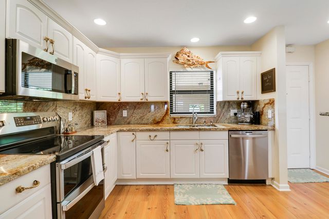 711 Hummingbird Way 201, North Palm Beach, FL 33408