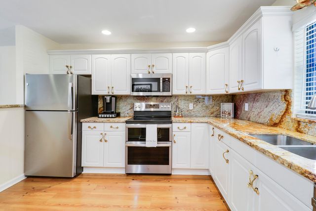 711 Hummingbird Way 201, North Palm Beach, FL 33408