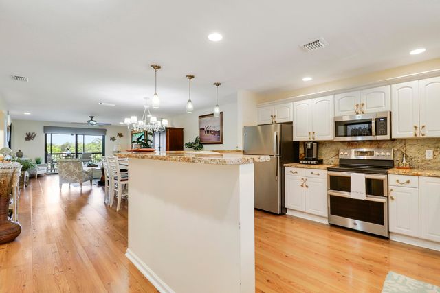 711 Hummingbird Way 201, North Palm Beach, FL 33408