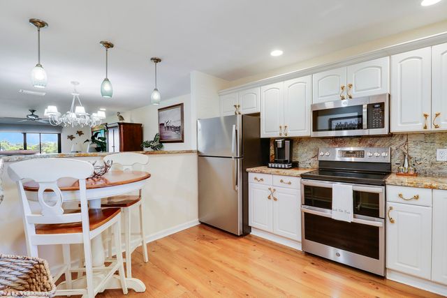 711 Hummingbird Way 201, North Palm Beach, FL 33408