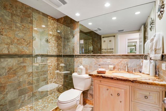 711 Hummingbird Way 201, North Palm Beach, FL 33408