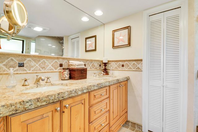 711 Hummingbird Way 201, North Palm Beach, FL 33408