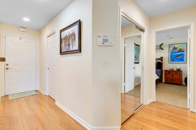 711 Hummingbird Way 201, North Palm Beach, FL 33408